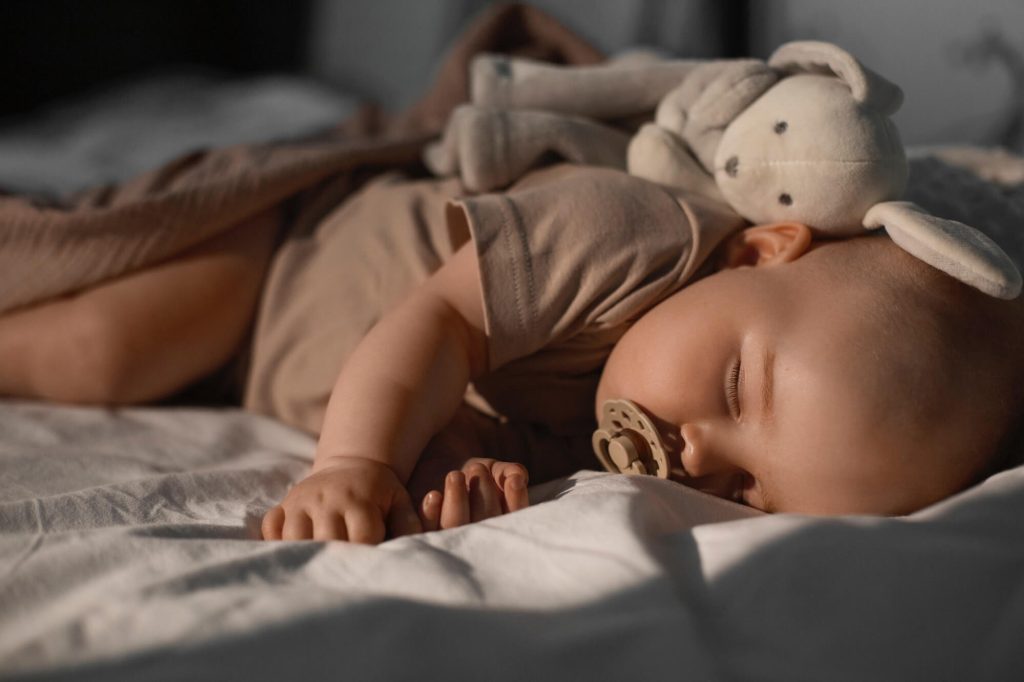 A babák számára a békés alvás alapja a megfelelő környezet.