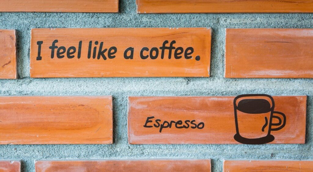 Falfeliratok és tipográfia – mikor működik egy otthonban