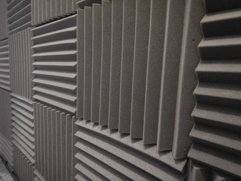 Áthallatszó szomszédok – praktikus hangszigetelési megoldások közös falakra